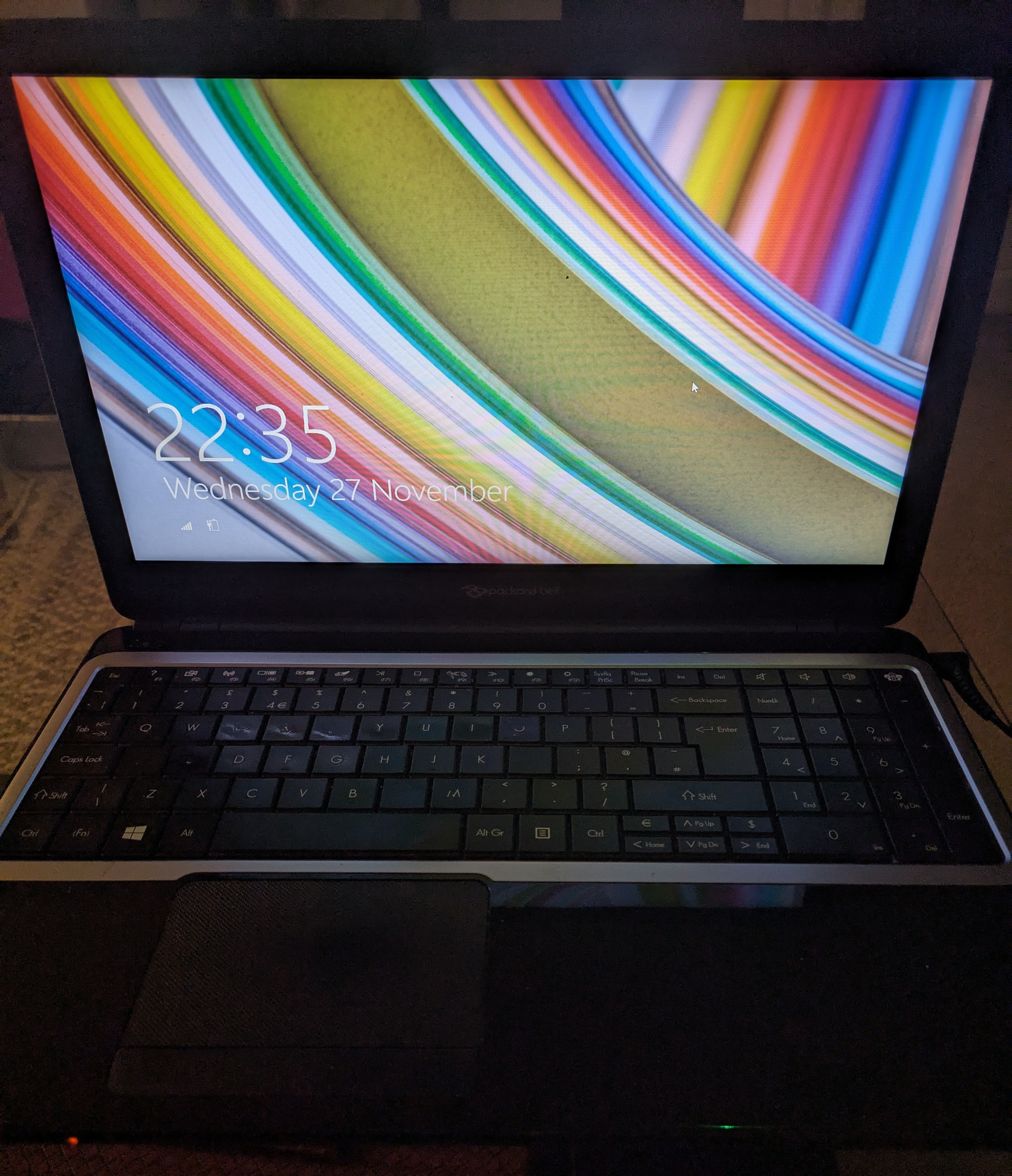 photo of the funny laptop displaying the Windows 8.1 lock screen
